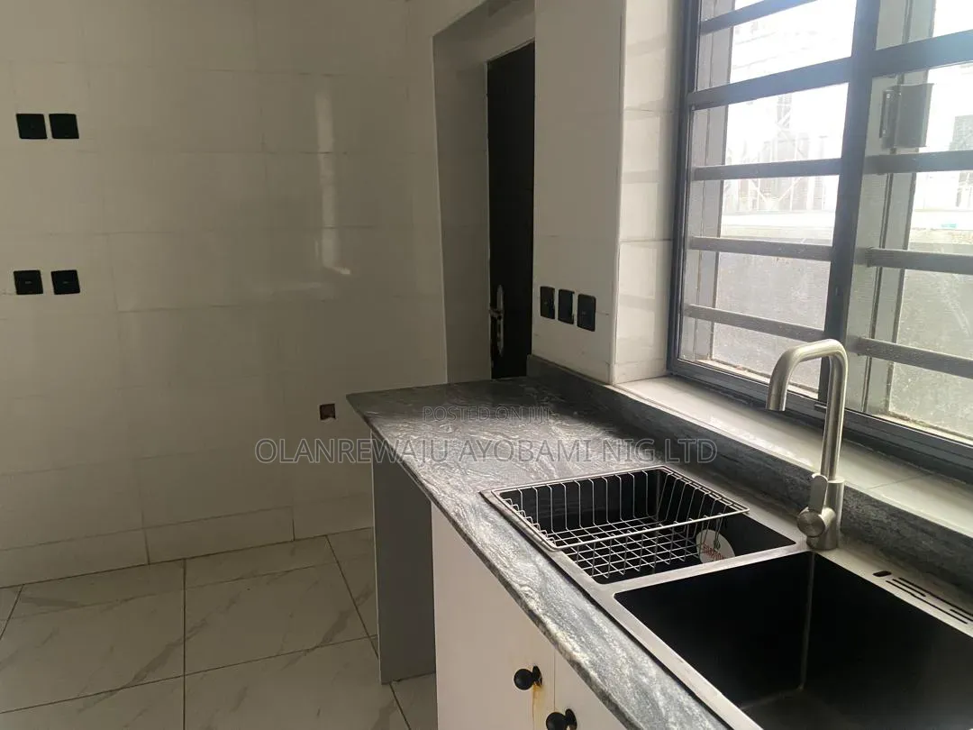 6bdrm Apartment in Lekki Phase 2 for sale in Lekki Phase 2