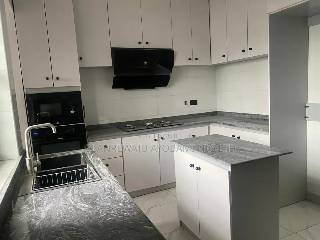 6bdrm Apartment in Lekki Phase 2 for sale in Lekki Phase 2