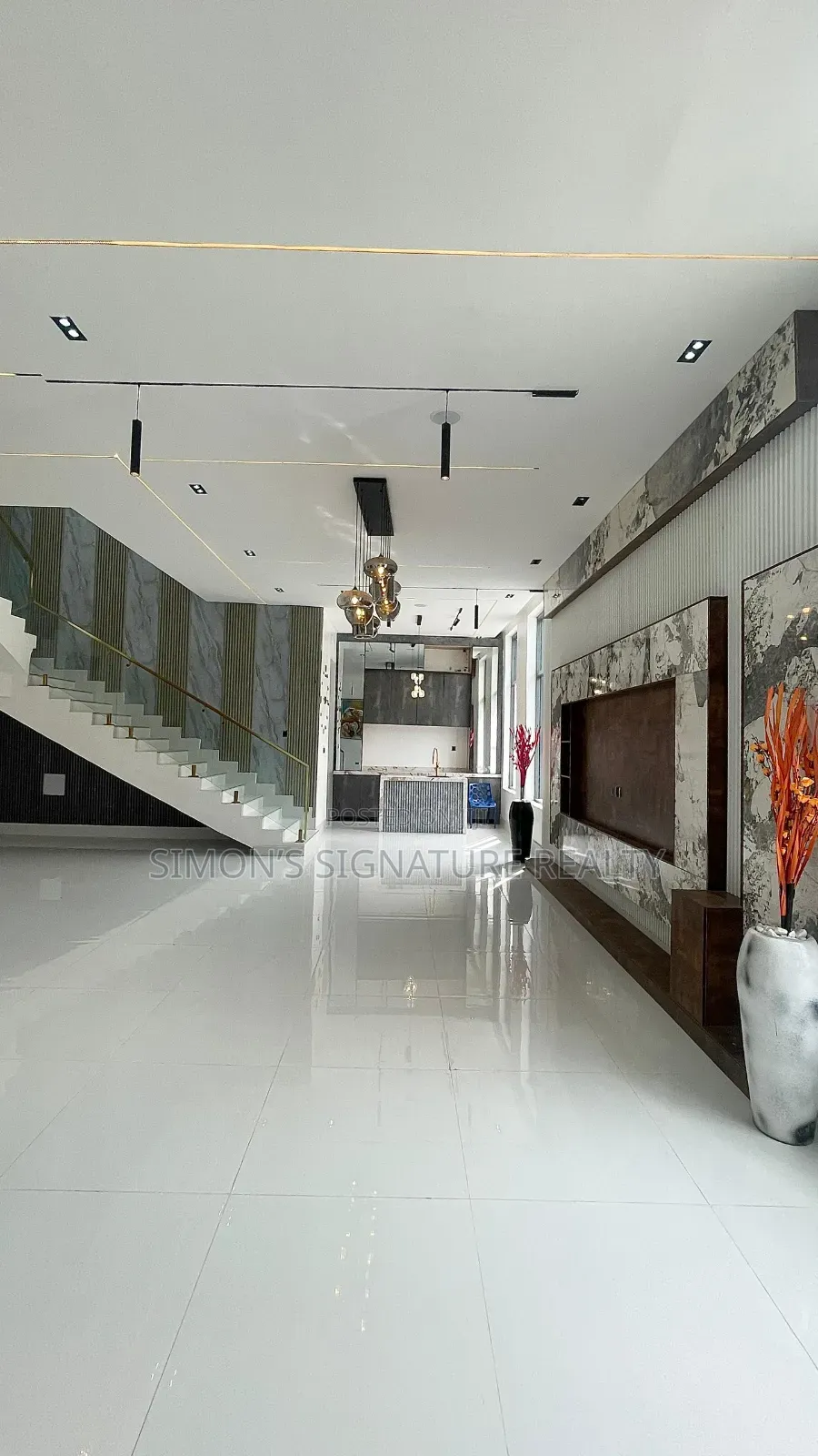 5bdrm Duplex in Chevron for sale in Chevron