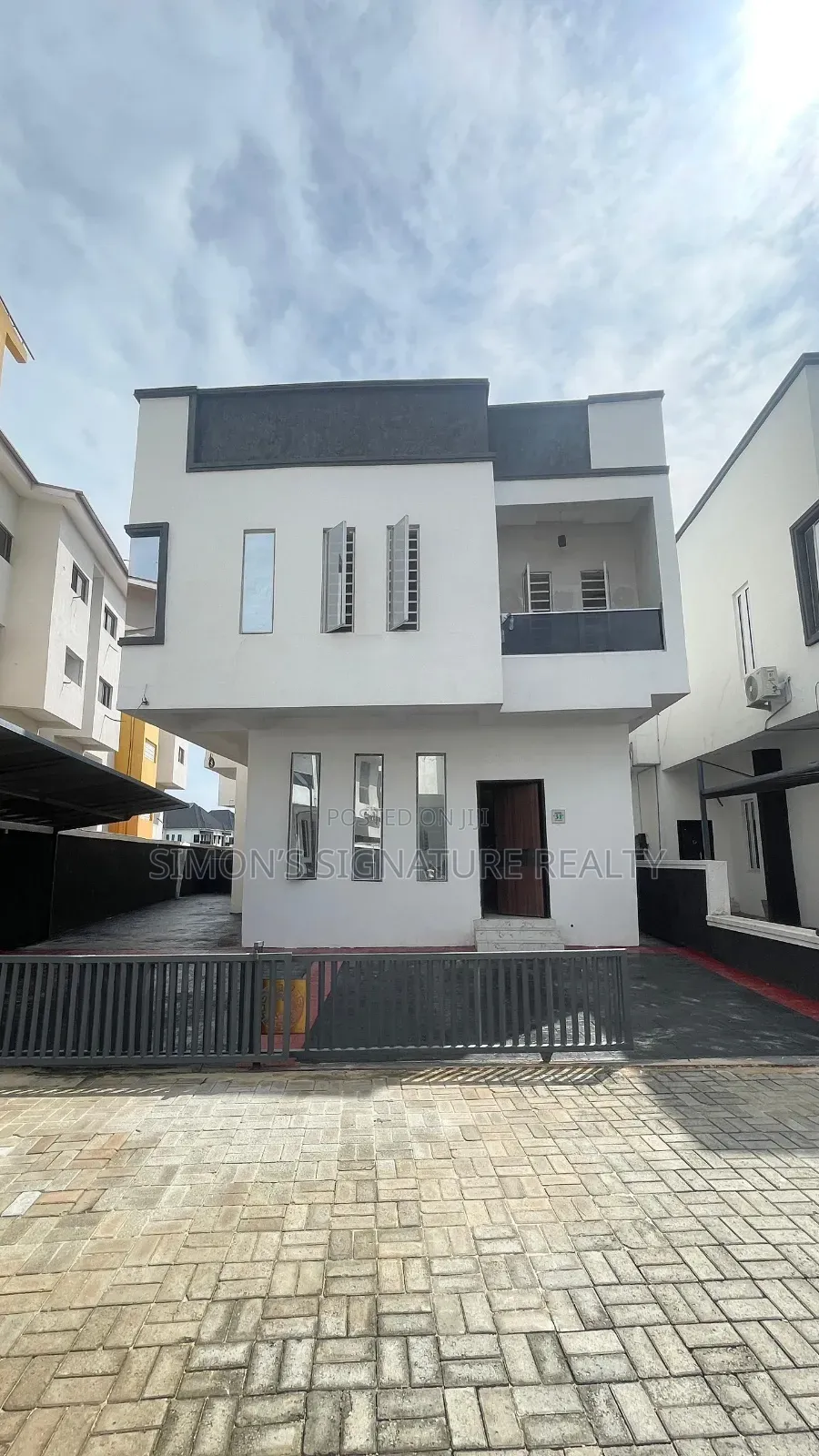 5bdrm Duplex in Chevron for sale in Chevron