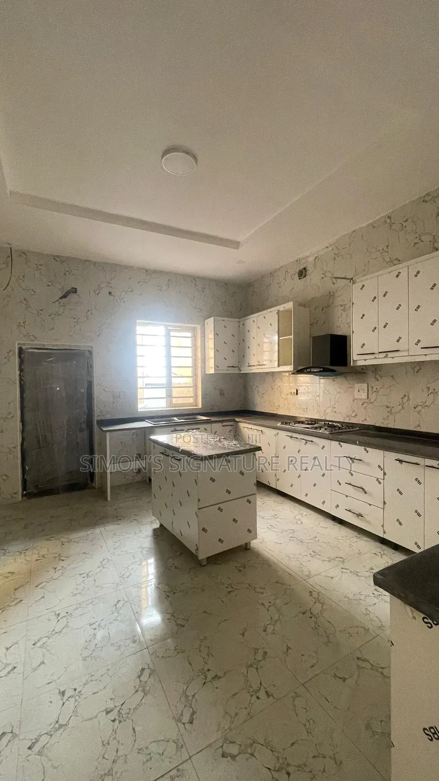 5bdrm Duplex in Chevron for sale in Chevron
