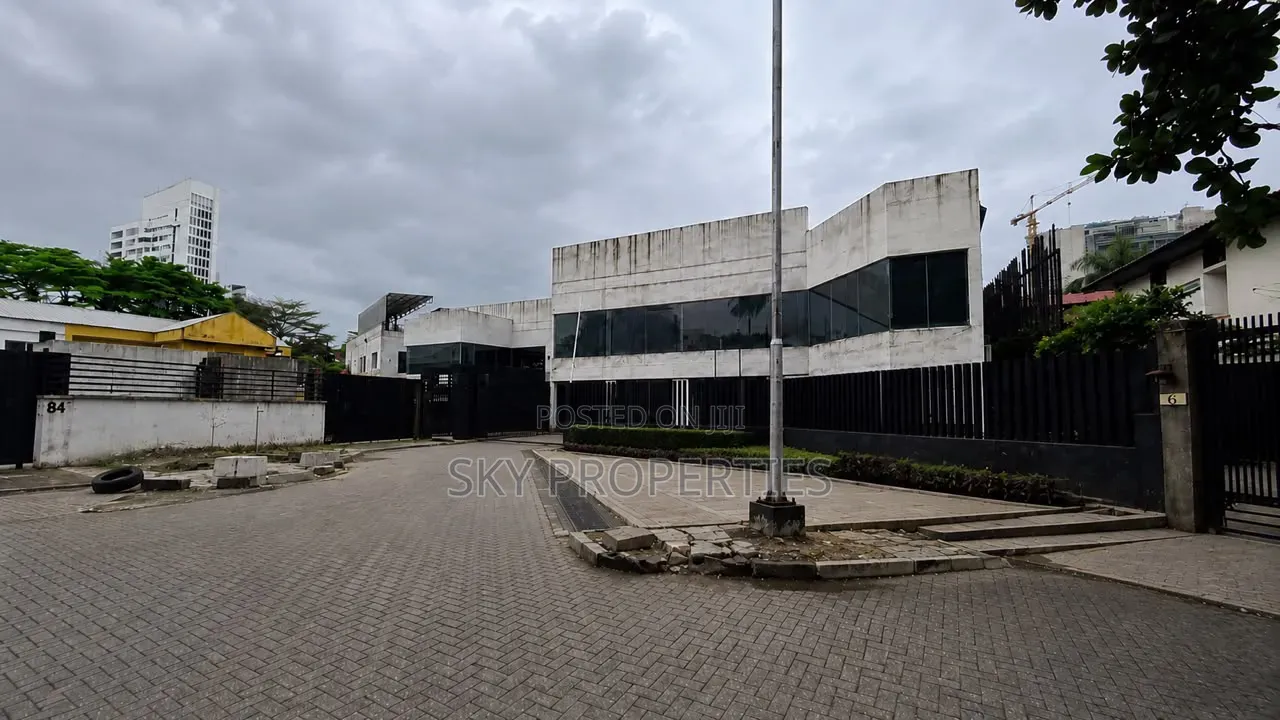 Commercial Building for Sale in Victoria Island in Saka Tinubu