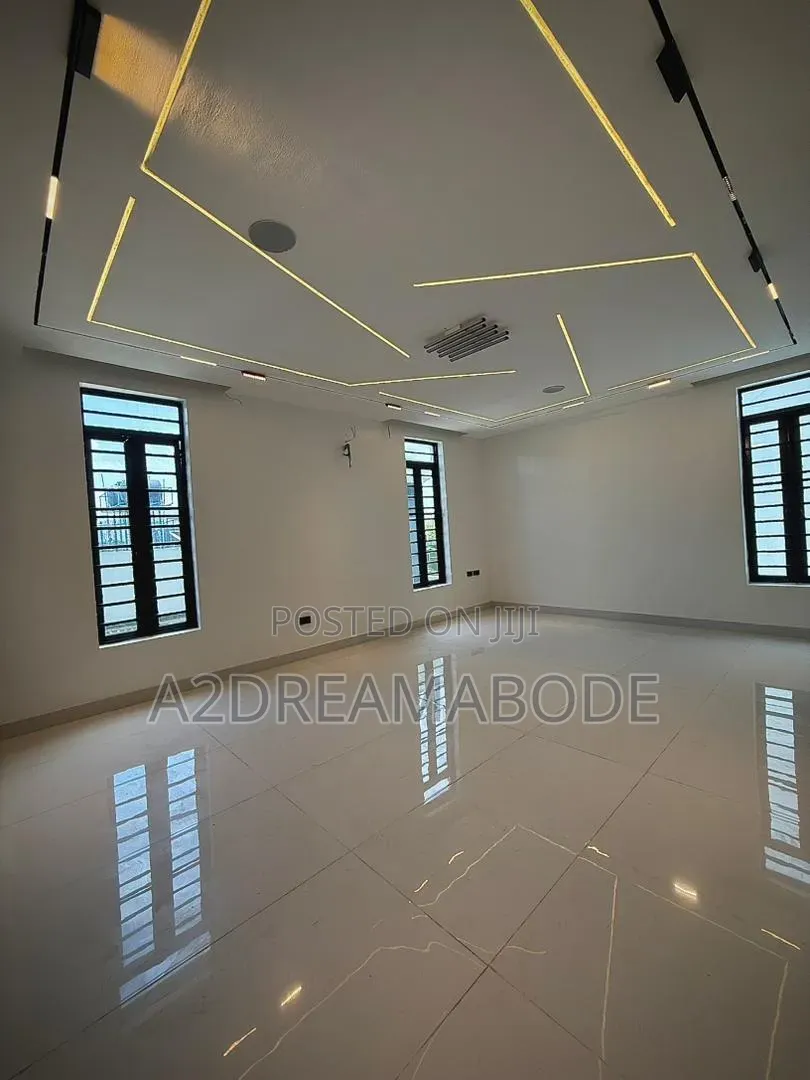 5bdrm Duplex in Lekki for sale in Lekki Phase 1