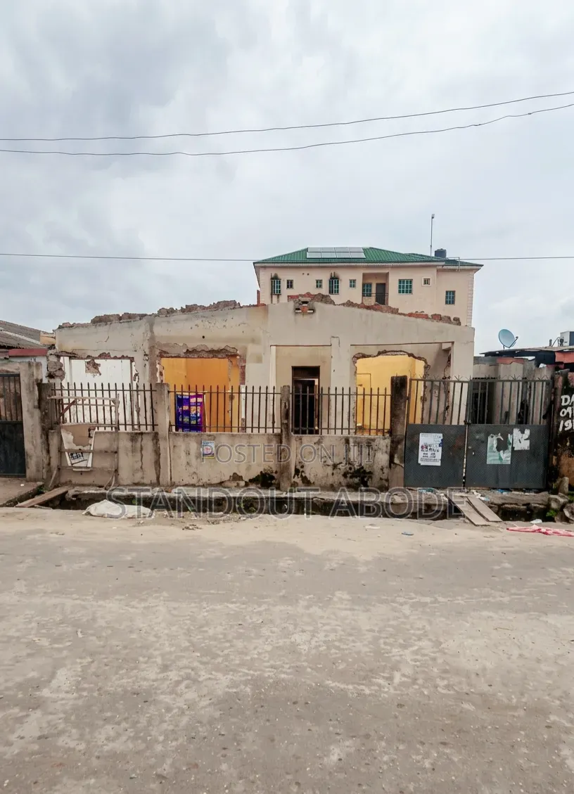 Demolishable Plot of Land for Sale in Shomolu in Shomolu / Shomolu