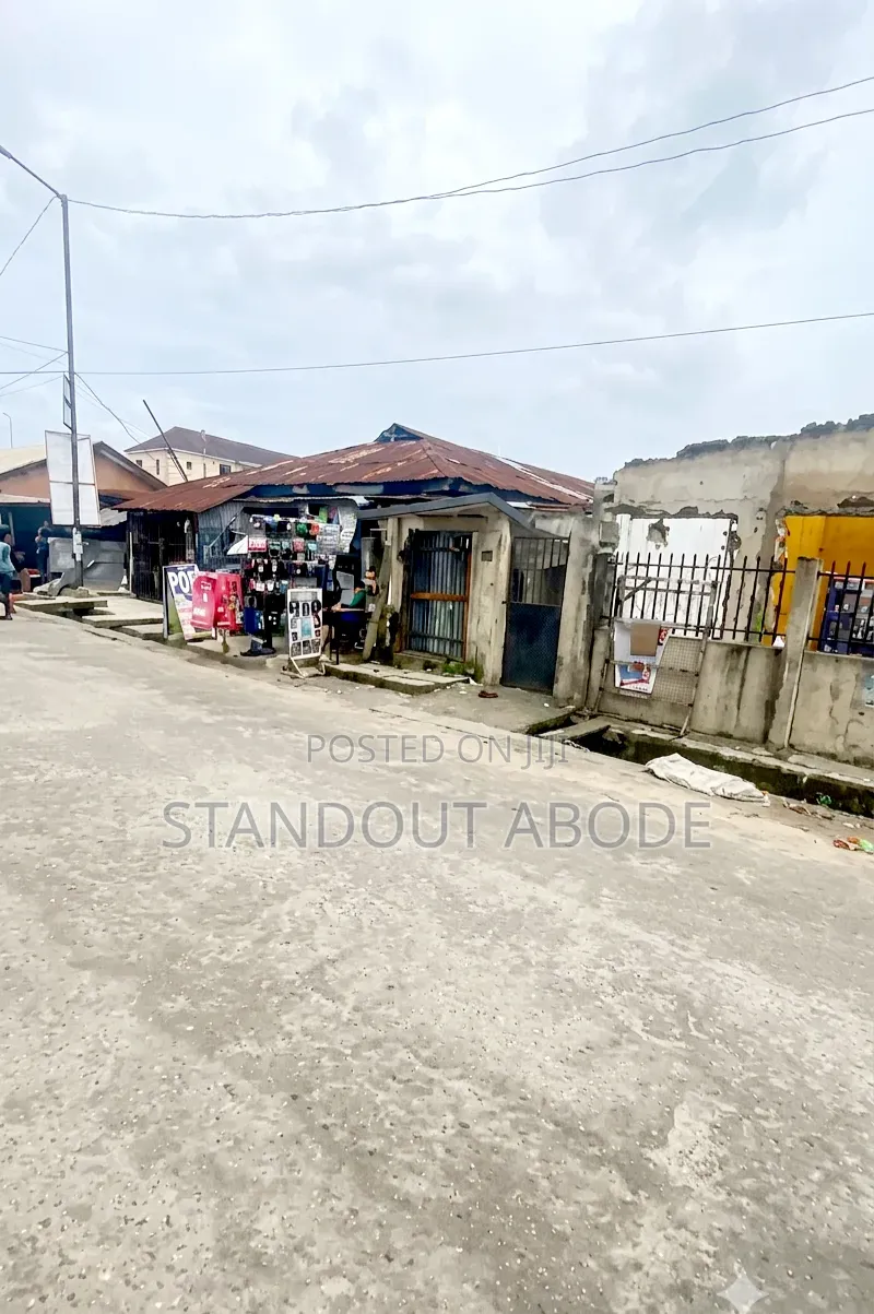 Demolishable Plot of Land for Sale in Shomolu in Shomolu / Shomolu