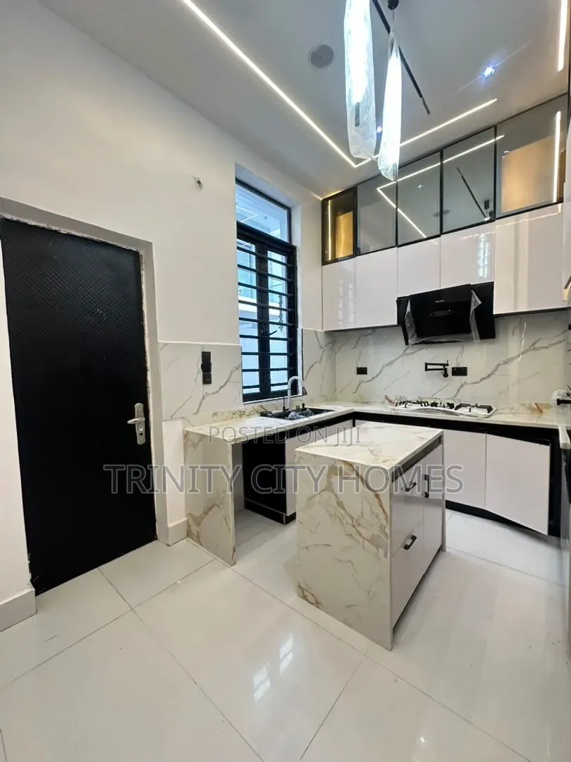 4bdrm Duplex in Ikota for sale in Ikota
