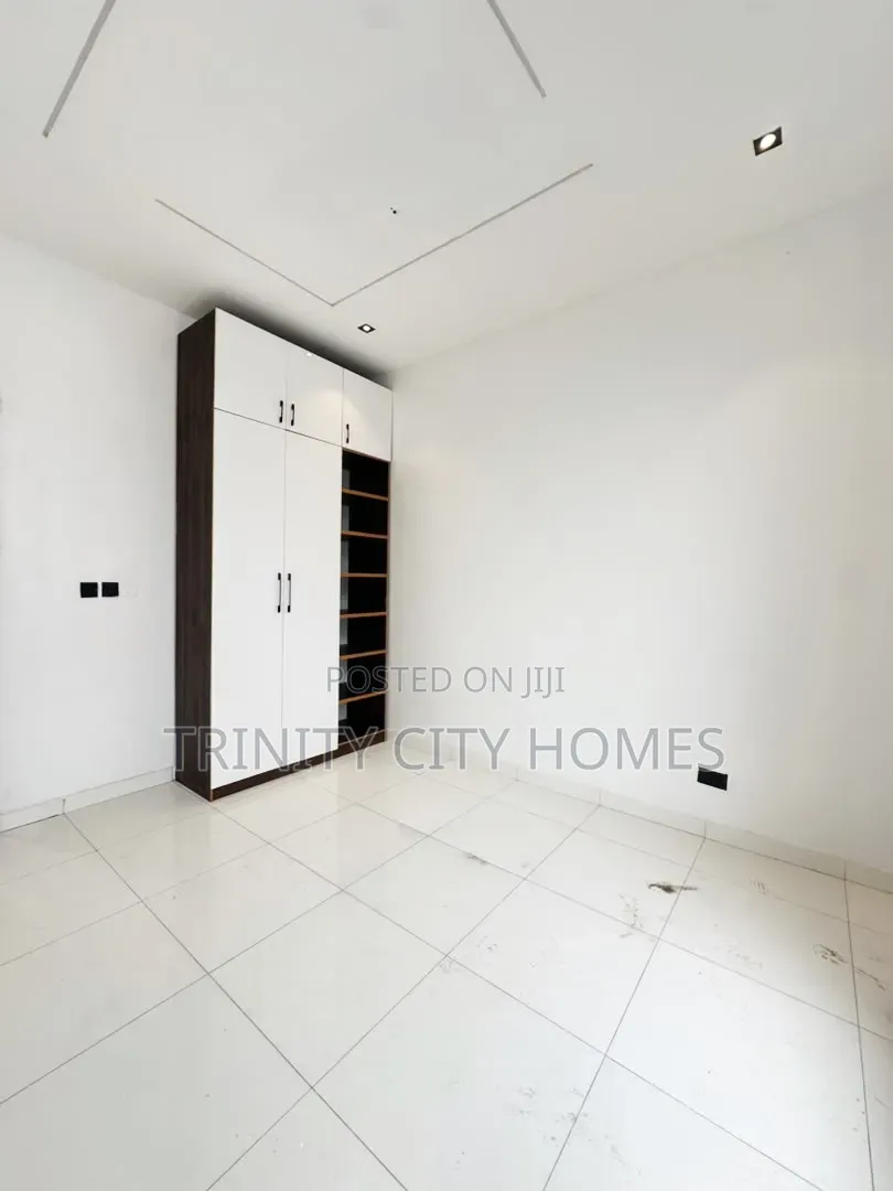 4bdrm Duplex in Ikota for sale in Ikota