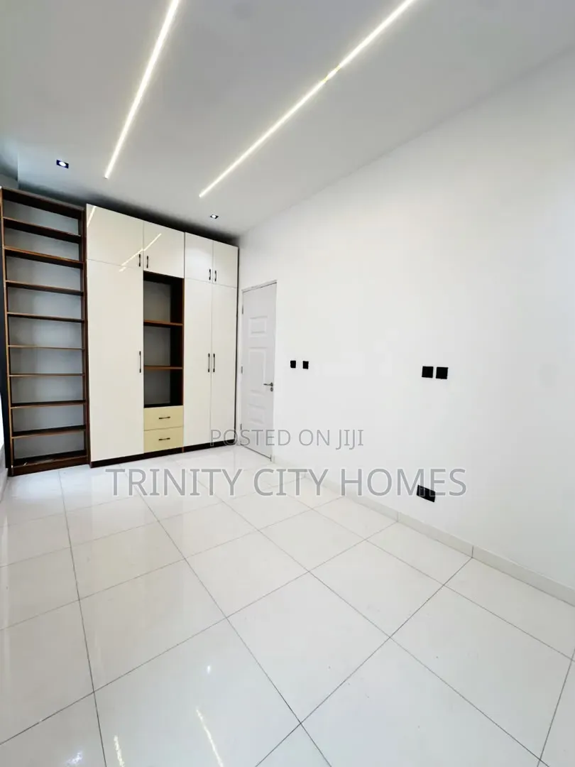4bdrm Duplex in Ikota for sale in Ikota