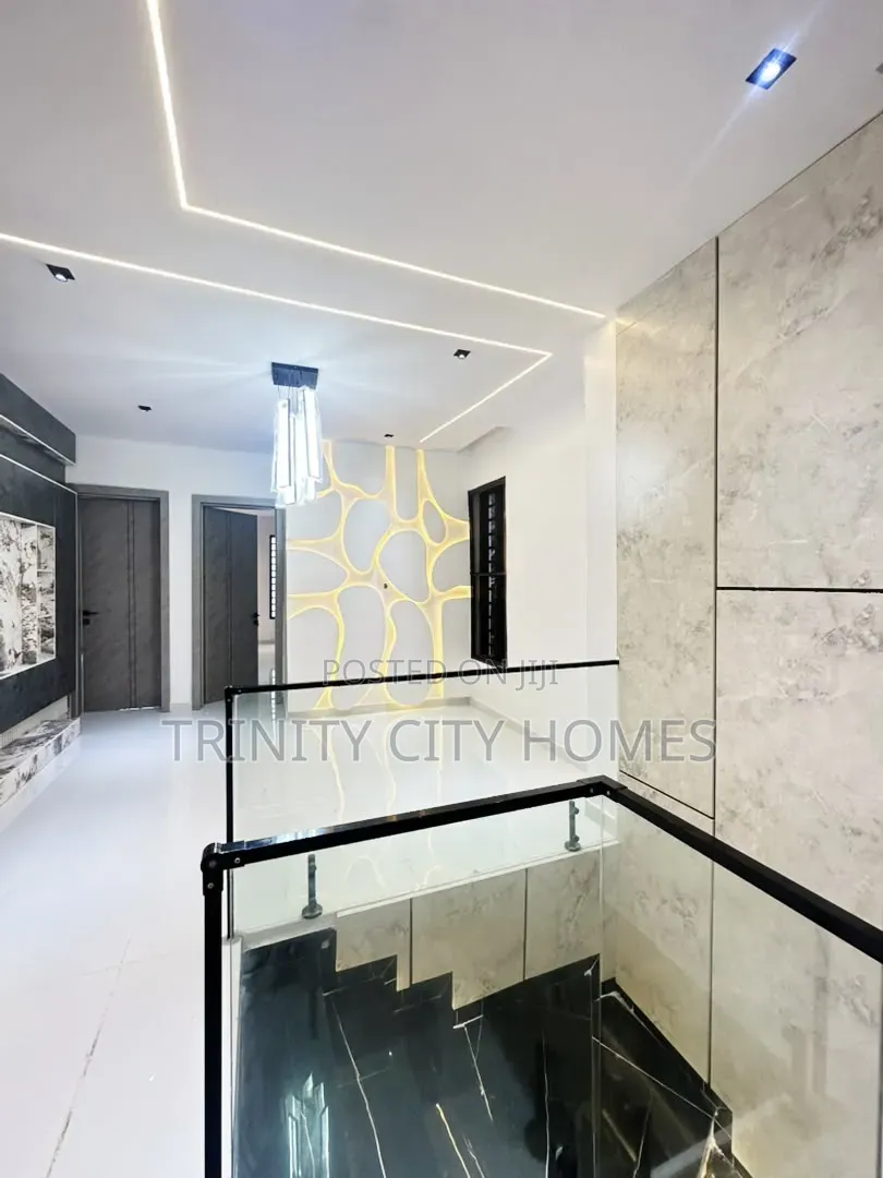 5bdrm Duplex in Ikota for sale in Ikota