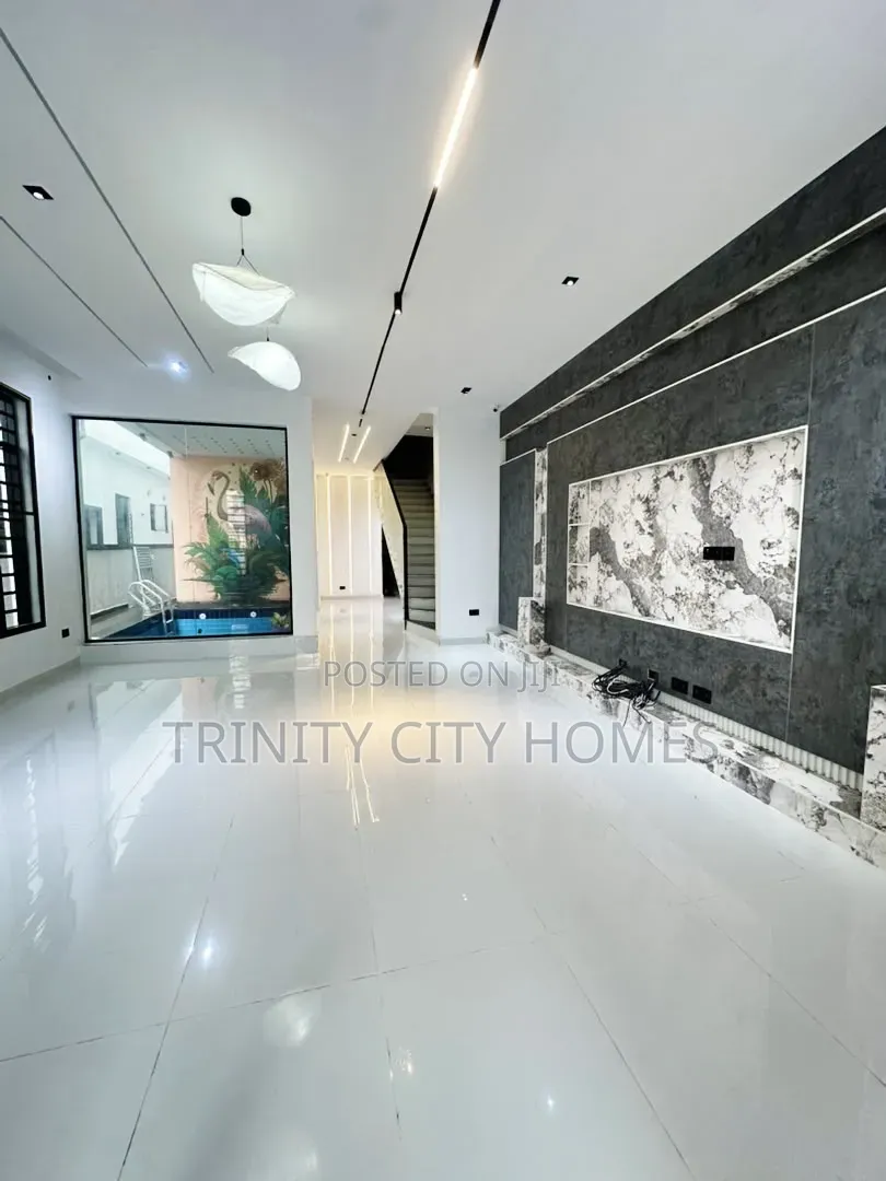 5bdrm Duplex in Ikota for sale in Ikota