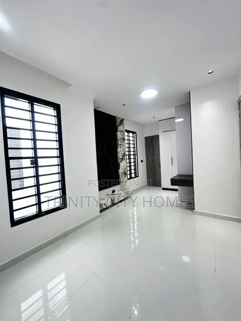 5bdrm Duplex in Ikota for sale in Ikota