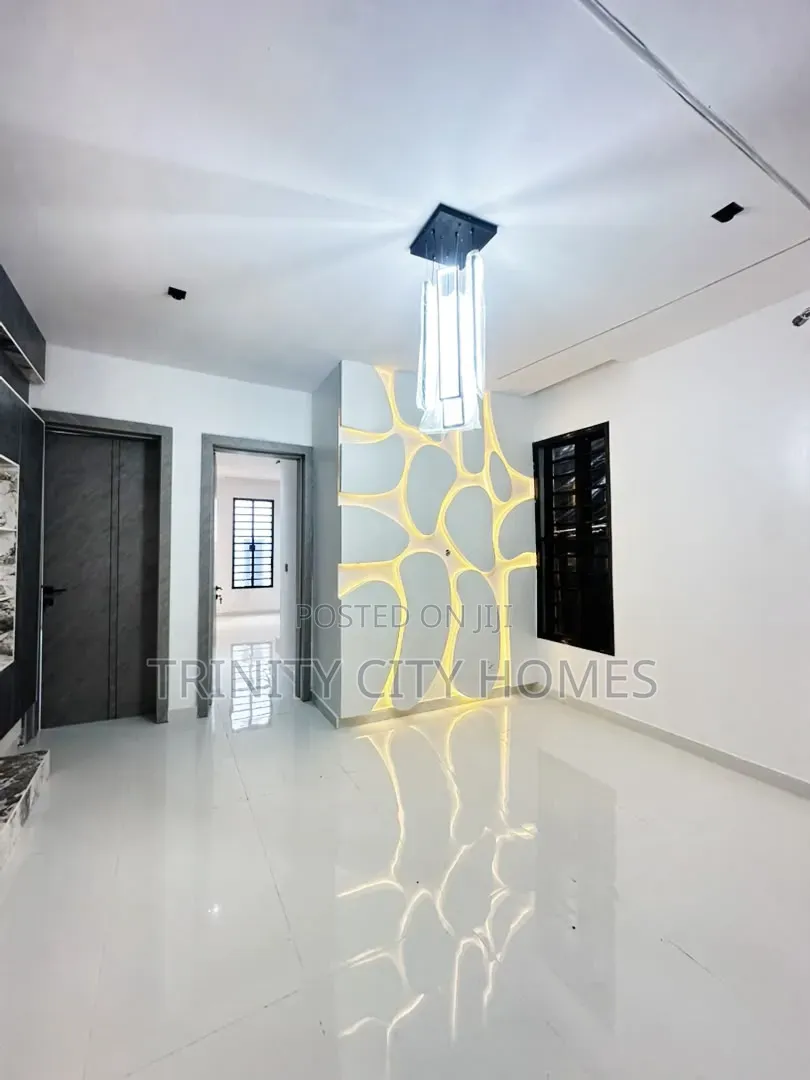 5bdrm Duplex in Ikota for sale in Ikota