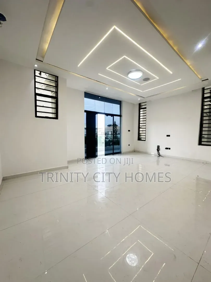 5bdrm Duplex in Ikota for sale in Ikota