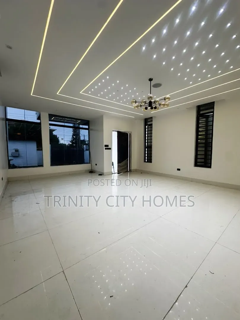 5bdrm Duplex in Ikota for sale in Ikota