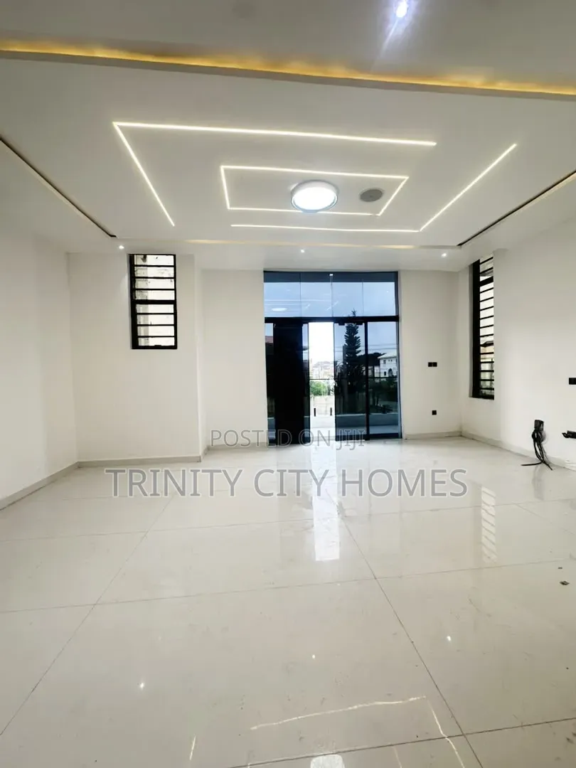 5bdrm Duplex in Ikota for sale in Ikota