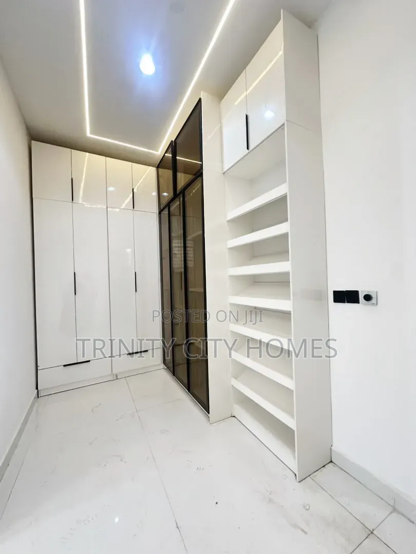 5bdrm Duplex in Ikota for sale in Ikota