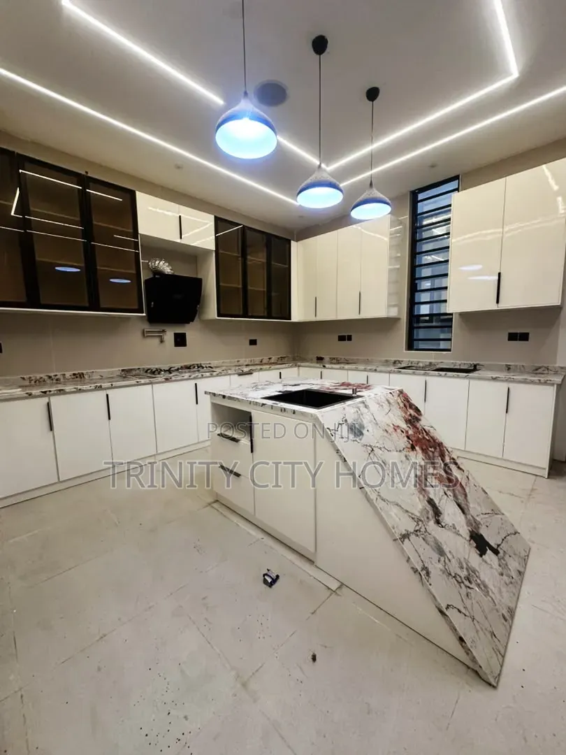 5bdrm Duplex in Ikota for sale in Ikota