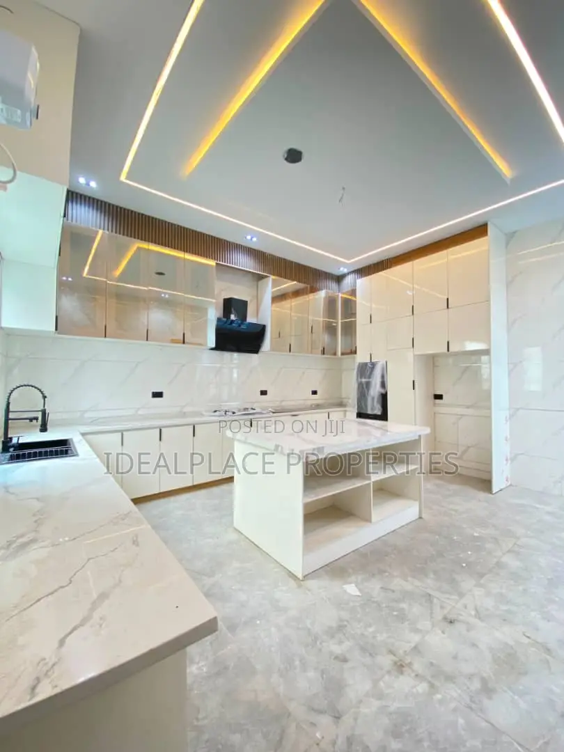 5bdrm Duplex in Chevron for sale in Chevron