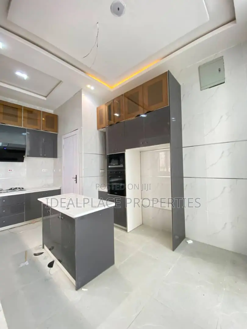 4bdrm Duplex in Chevron for sale in Chevron