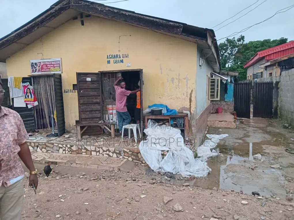 5bdrm Bungalow in Unilag Estate for sale in Magodo Isheri