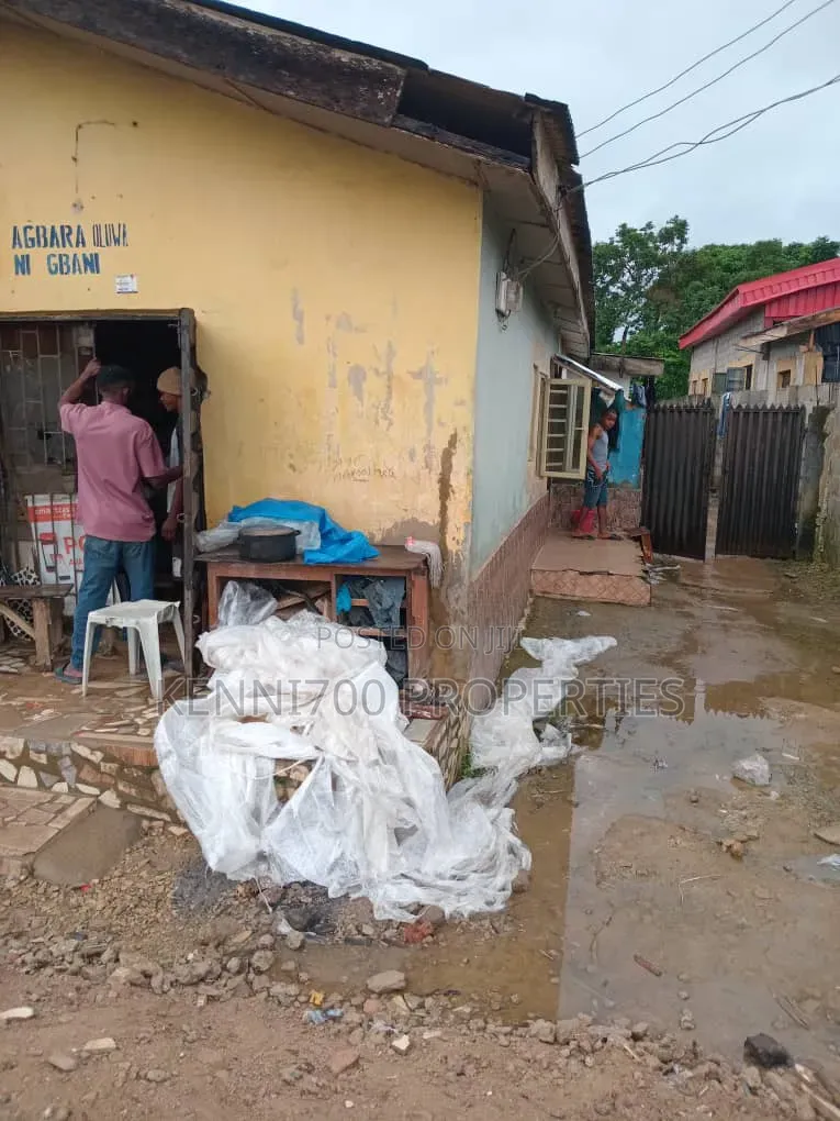 5bdrm Bungalow in Unilag Estate for sale in Magodo Isheri