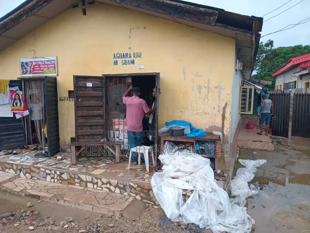 5bdrm Bungalow in Unilag Estate for sale in Magodo Isheri