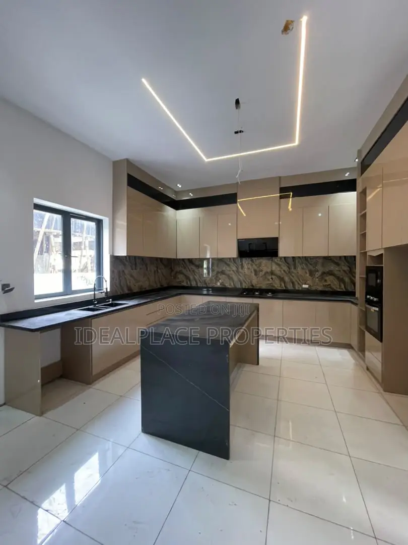 5bdrm Duplex in Chevron for sale in Chevron