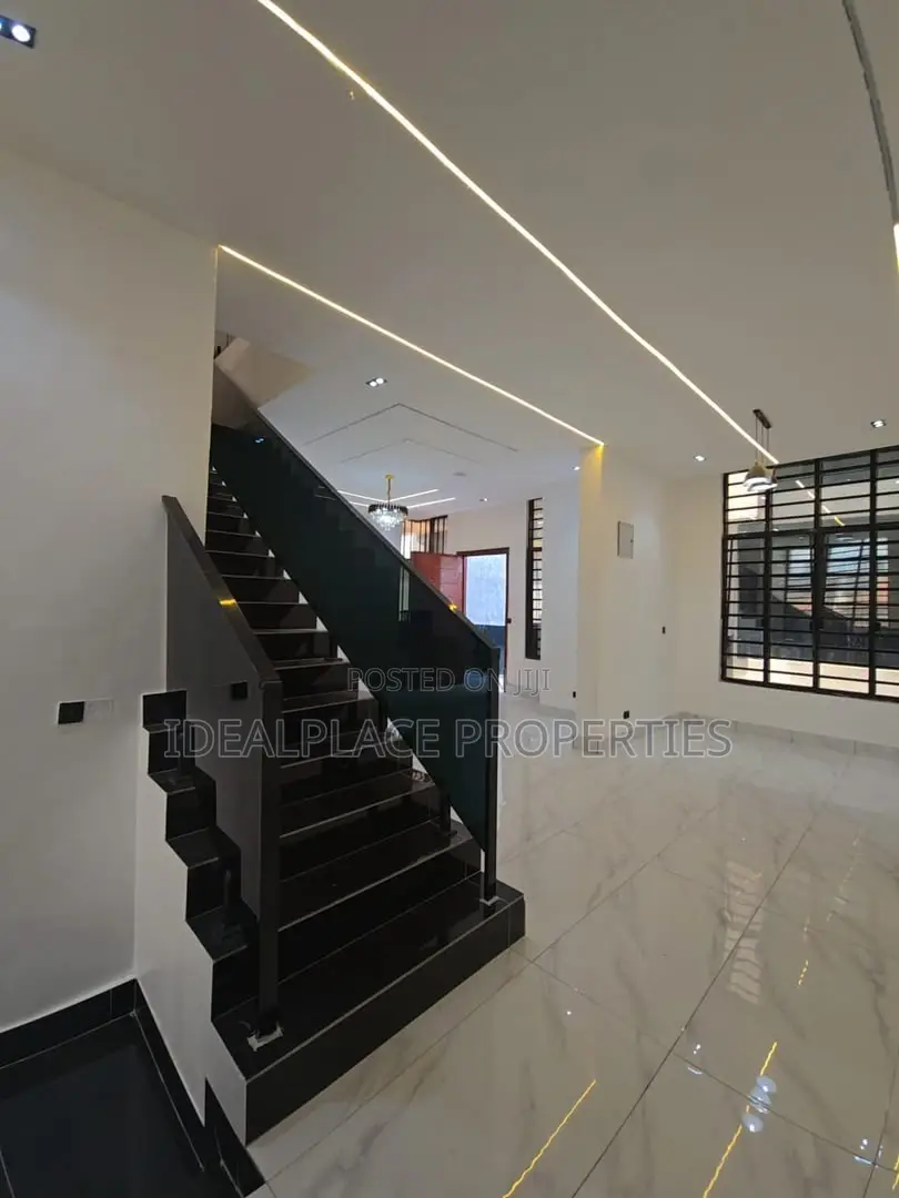 4bdrm Duplex in Chevron for sale in Chevron