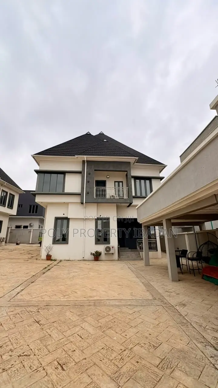 Furnished 3bdrm Apartment in Kolapo Ishola Gra., Akobo for rent in Akobo