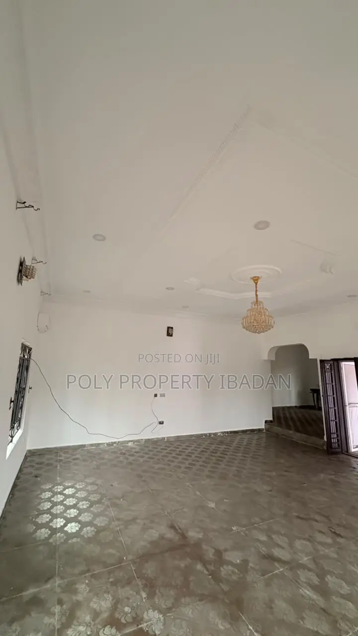5bdrm Duplex in Kolapo Ishola Gra, Akobo for rent in Akobo