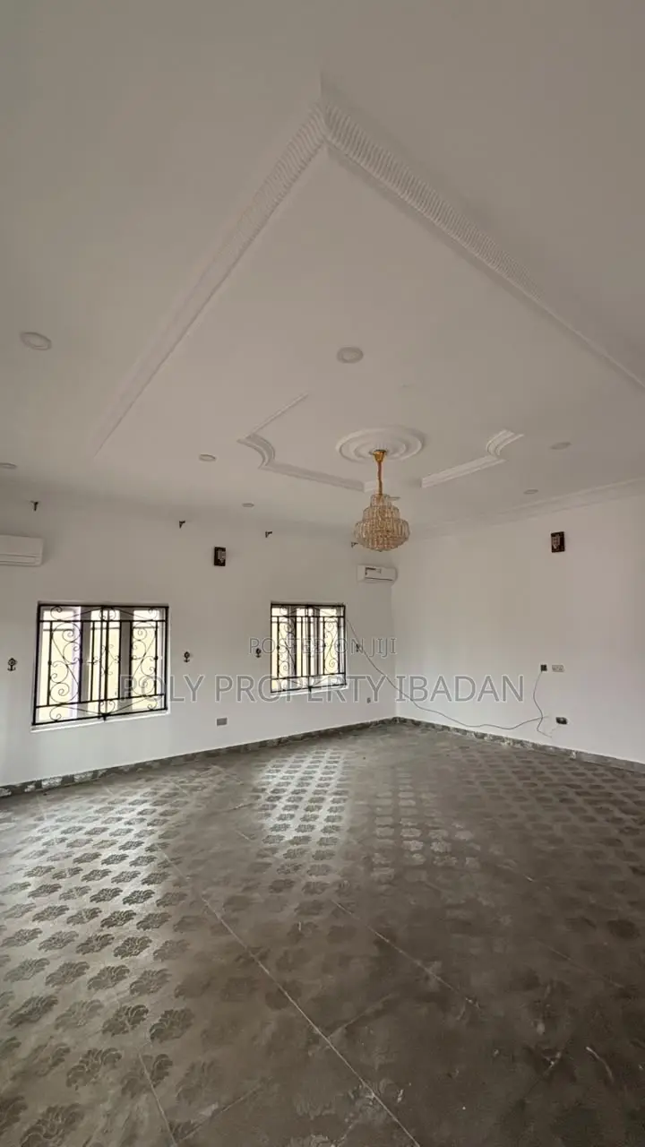 5bdrm Duplex in Kolapo Ishola Gra, Akobo for rent in Akobo