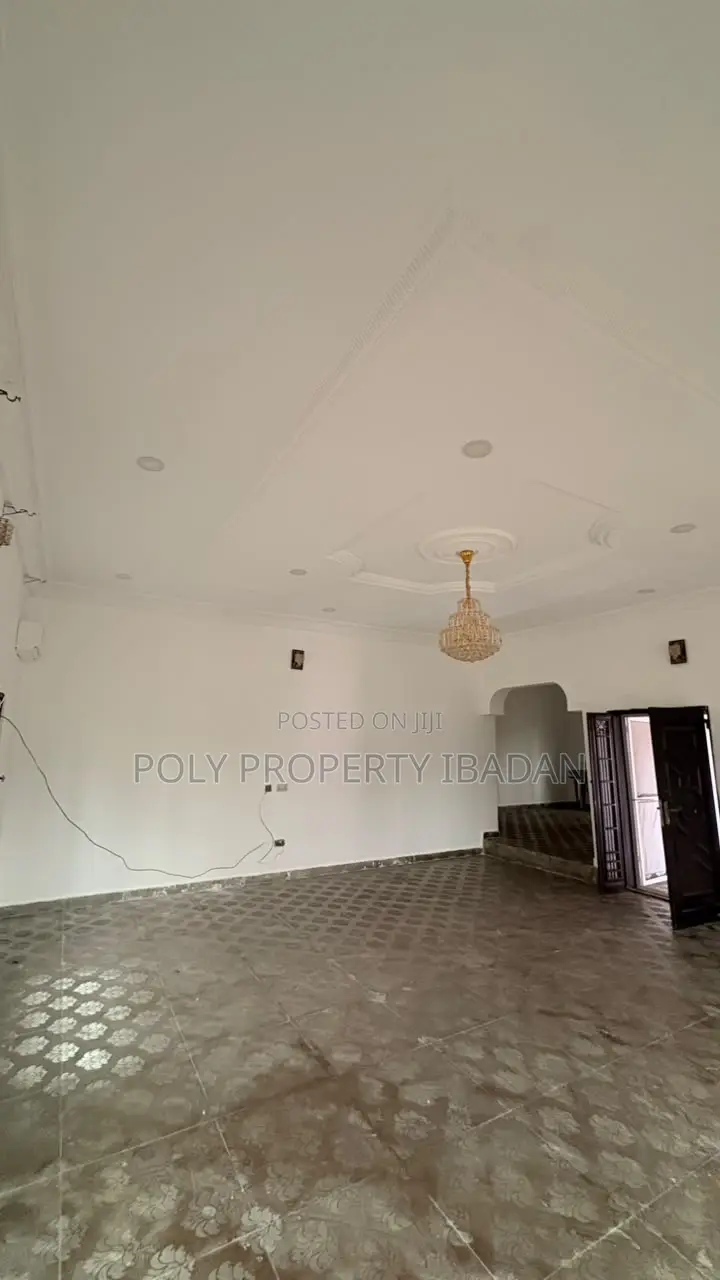 5bdrm Duplex in Kolapo Ishola Gra, Akobo for rent in Akobo