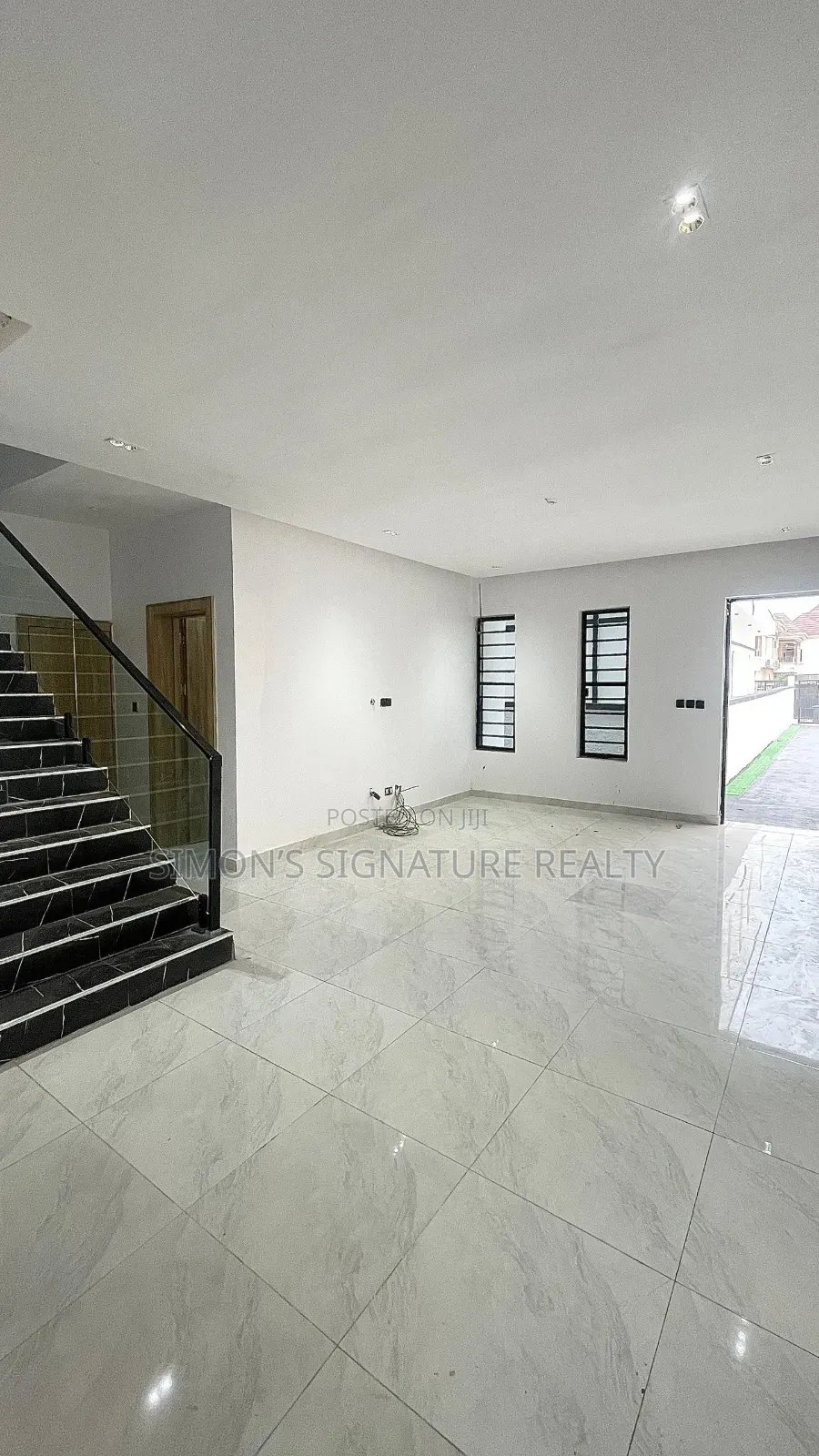 4bdrm Duplex in Chevron for sale in Chevron