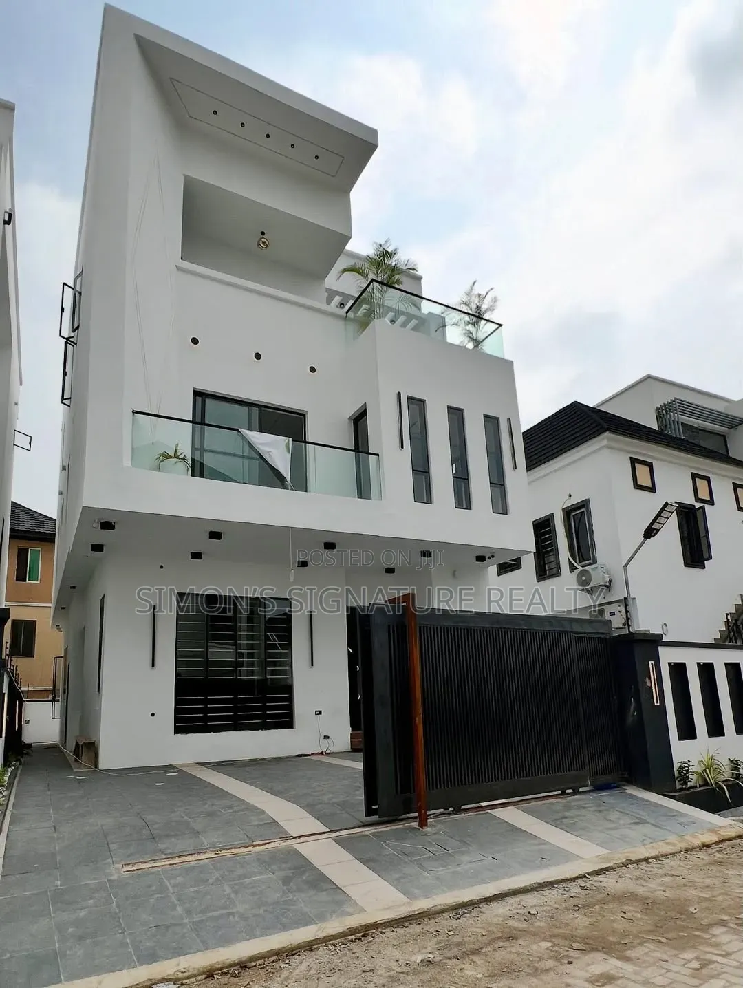 5bdrm Duplex in Ikota for sale in Ikota