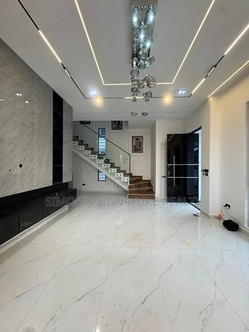 5bdrm Duplex in Ikota for sale in Ikota