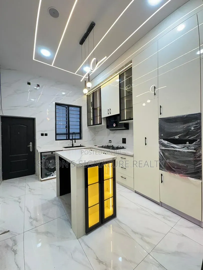 5bdrm Duplex in Ikota for sale in Ikota