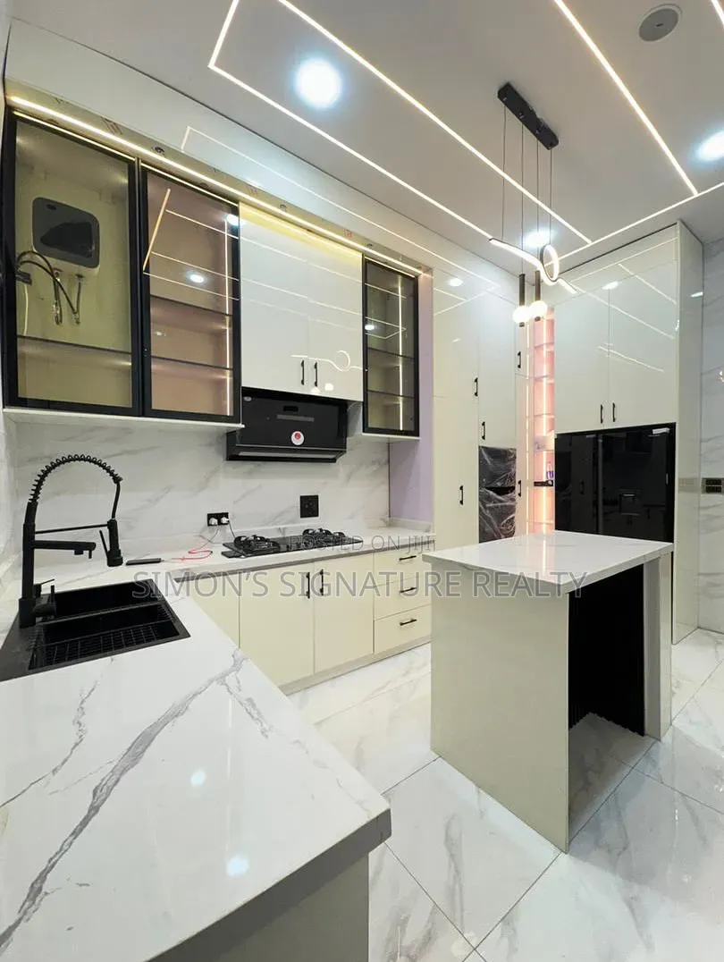 5bdrm Duplex in Ikota for sale in Ikota