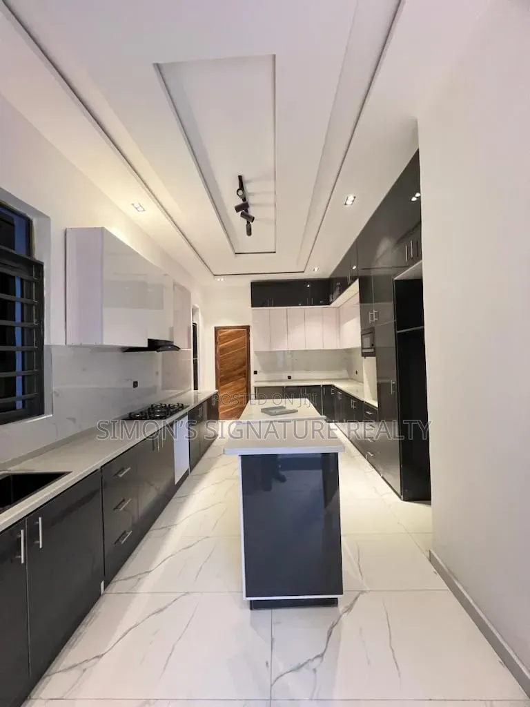 5bdrm Duplex in Chevron for sale in Chevron