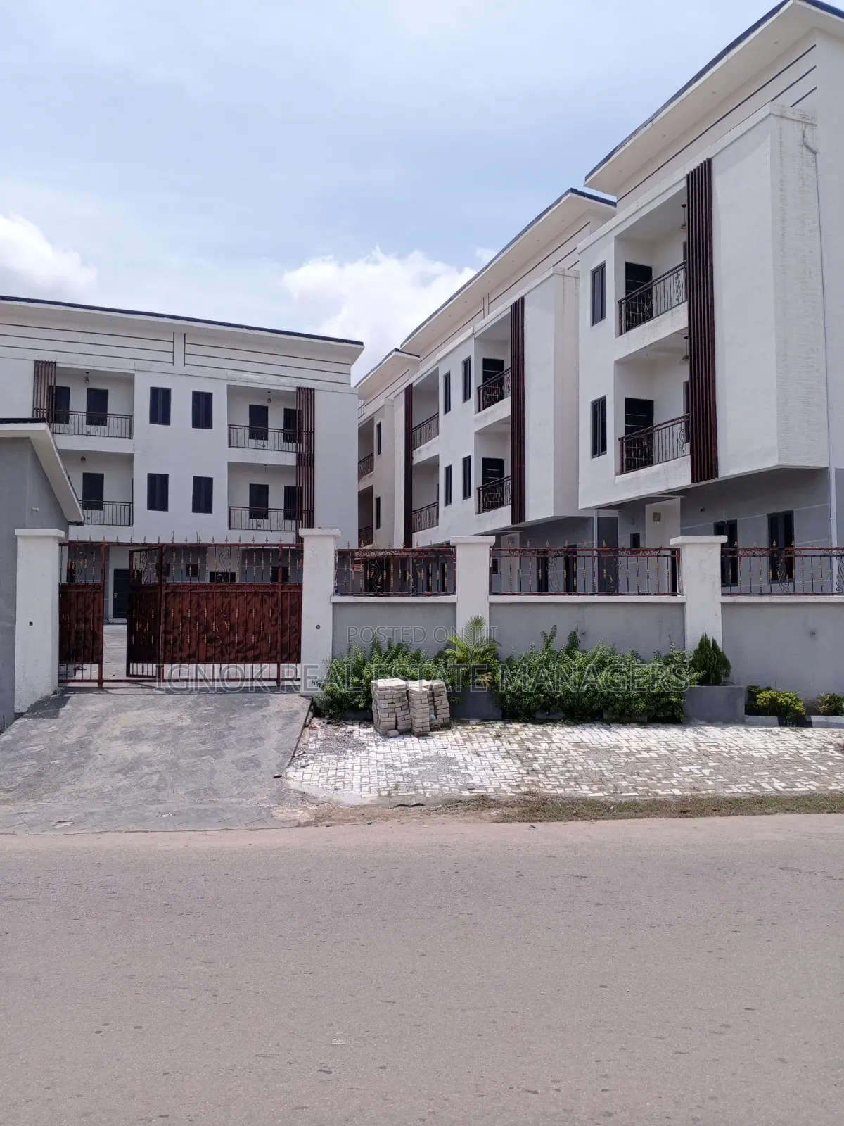 4bdrm Townhouse/Terrace in Utako for Sale in Utako