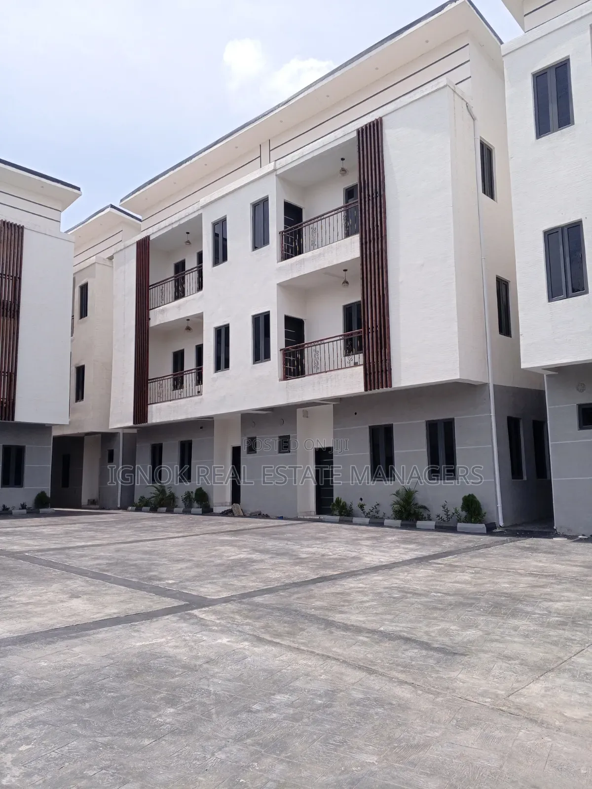 4bdrm Townhouse/Terrace in Utako for Sale in Utako