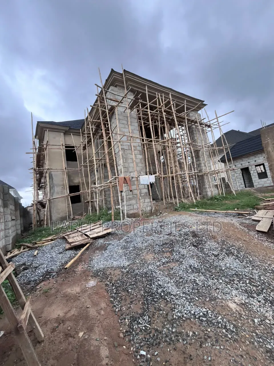 5bdrm Duplex in Sungold Estate for sale in Galadimawa