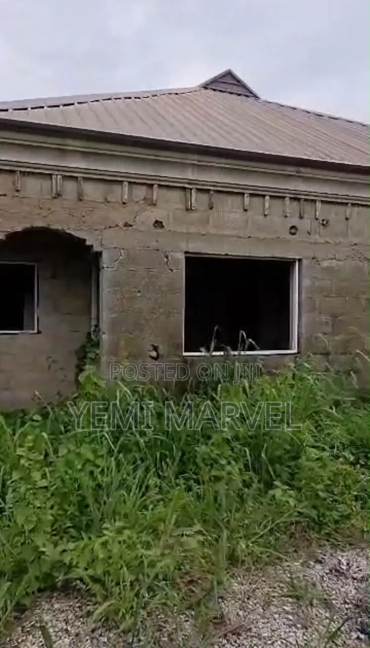 6bdrm Block of Flats in Emmanuel Estate, Off, Idishin for sale in Idishin