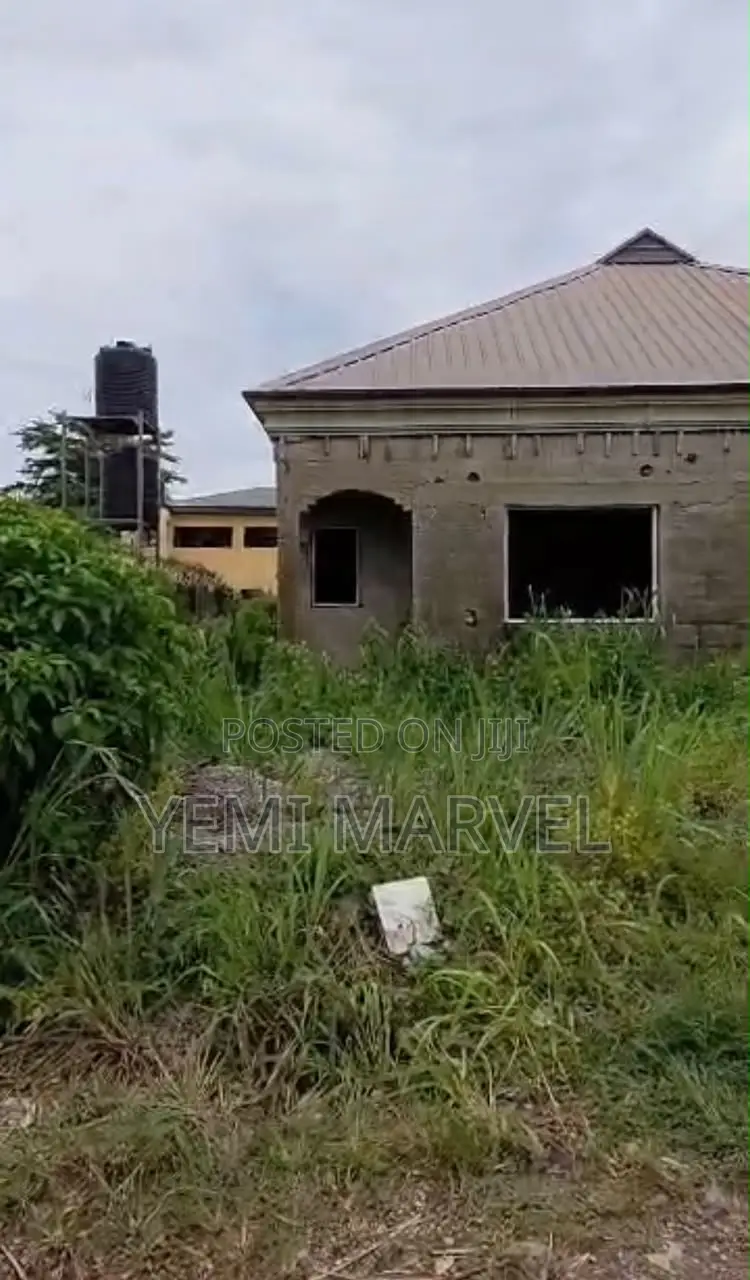 6bdrm Block of Flats in Emmanuel Estate, Off, Idishin for sale in Idishin