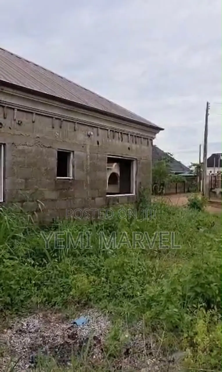 6bdrm Block of Flats in Emmanuel Estate, Off, Idishin for sale in Idishin