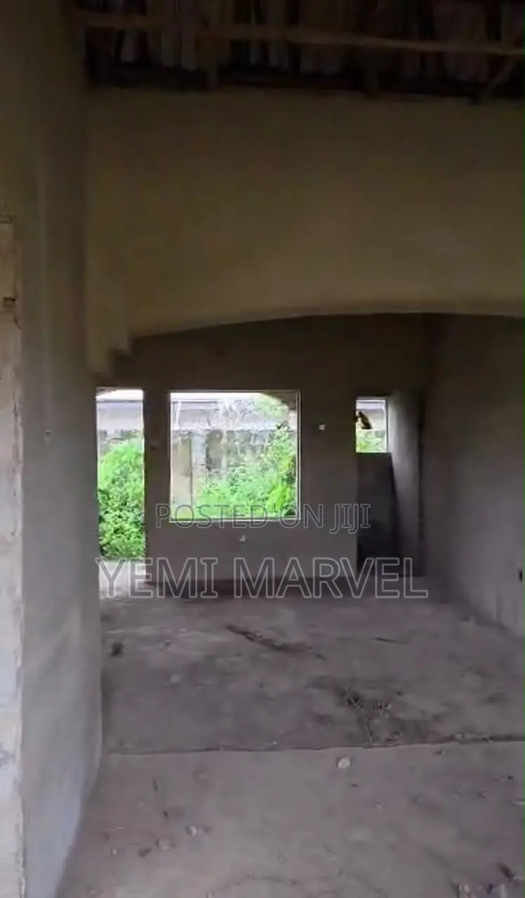 6bdrm Block of Flats in Emmanuel Estate, Off, Idishin for sale in Idishin