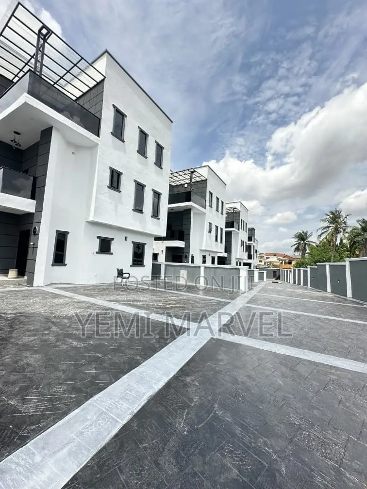 5bdrm Duplex in Old Bodija Estate, for sale in Bodija