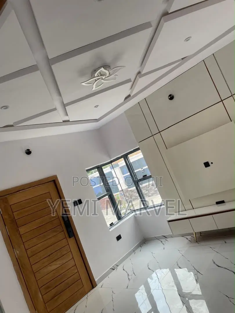 5bdrm Block of Flats in Akuru Olusetan for sale in Akala Express