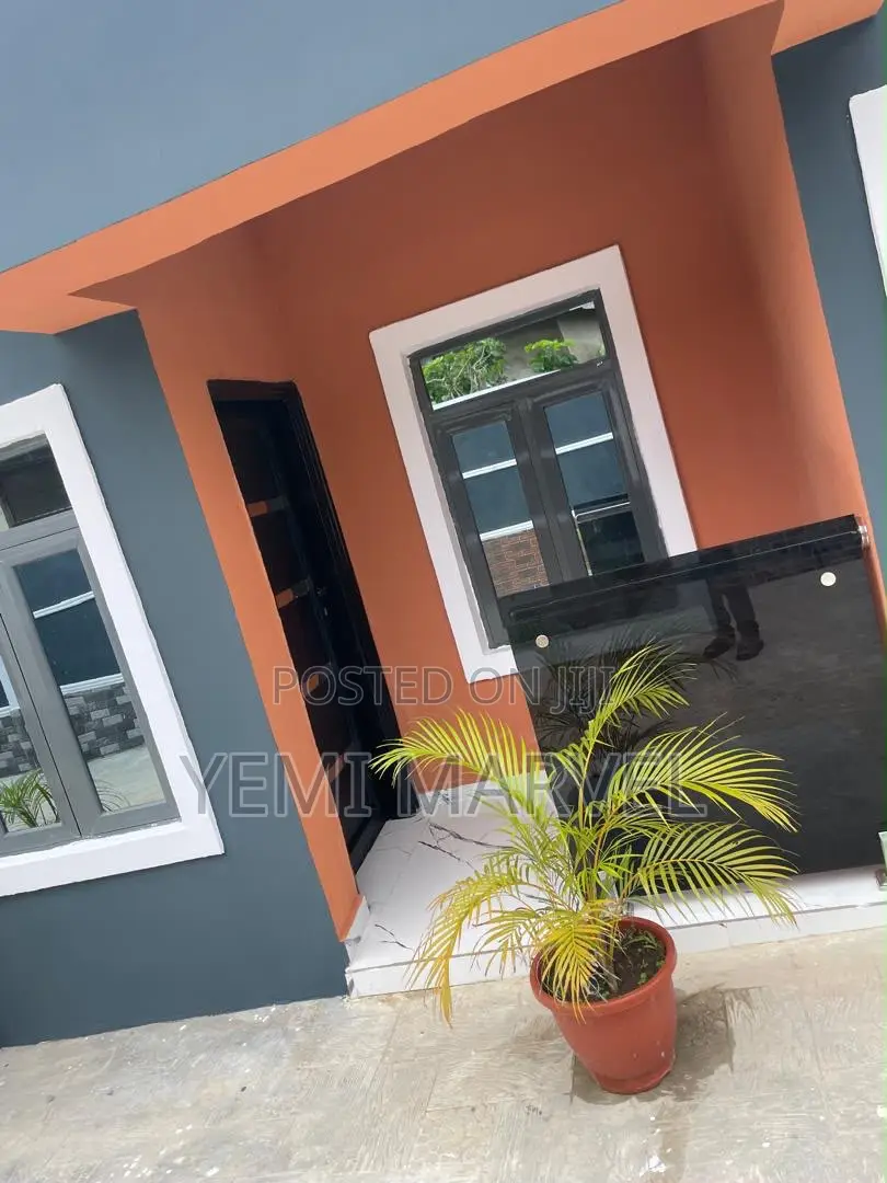 5bdrm Block of Flats in Akuru Olusetan for sale in Akala Express