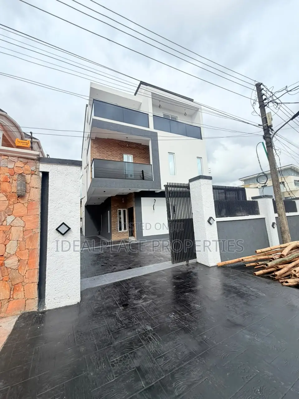 5bdrm Duplex in GRA Phase 2 Shangisha for sale in GRA Phase 2 Shangisha