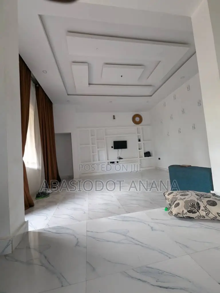 4bdrm Bungalow in Mbak Road, Uyo for sale in Uyo